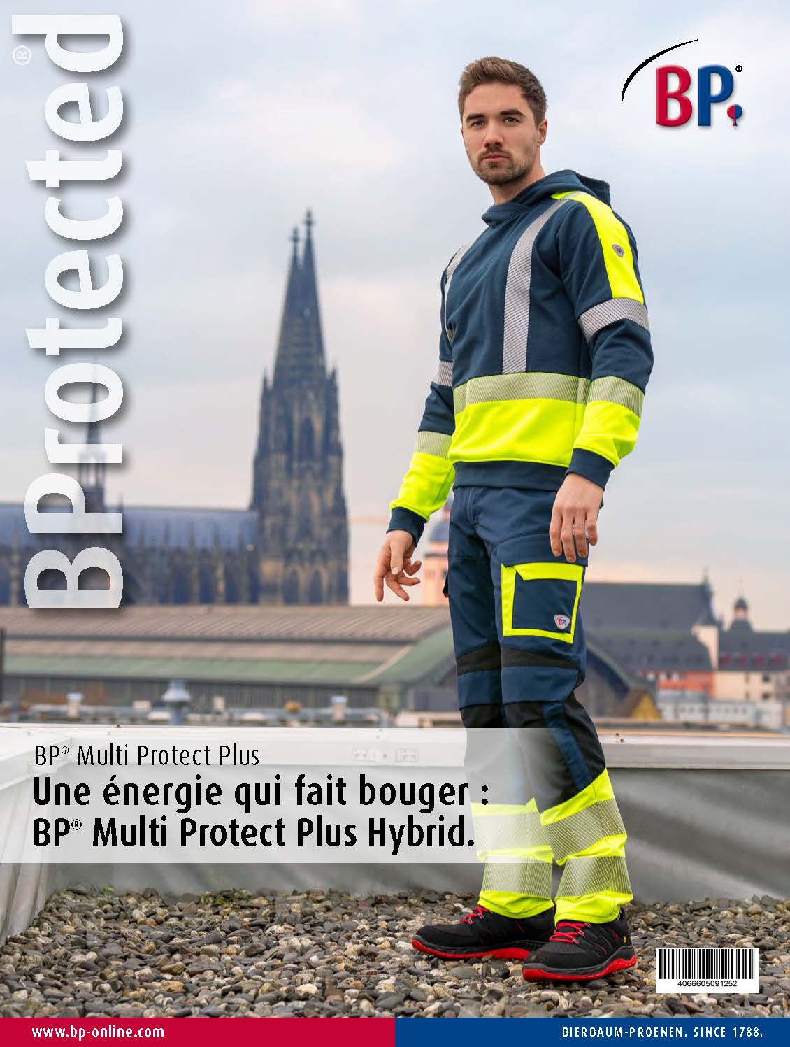 Un homme porte des vêtements MultiProtectPlus et se tient sur un toit avec la cathédrale de Cologne en arrière-plan.
